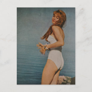 Vrouw in witte badpak op het strand in 1957  briefkaart