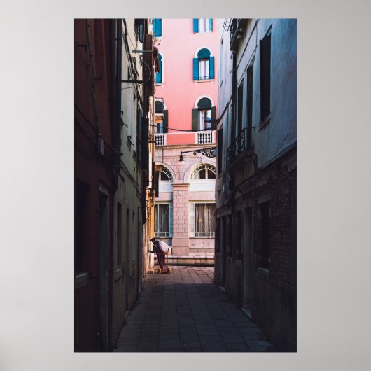 VROUW IN WITTE SHIRT EN ZWARTE PANTEN KWAMEN OP SI POSTER (Voorkant)