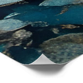 Vrouw in Zebra Striped Outfit op een drijvende zwa Poster (Hoek)