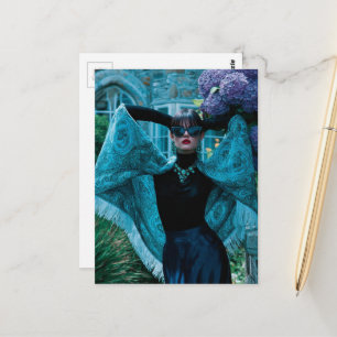 Vrouw in zonnebril danst in een tuin briefkaart