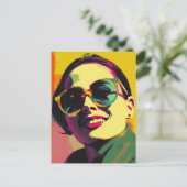 Vrouw in Zonnebril Pop Art Briefkaart (Staand voorkant)