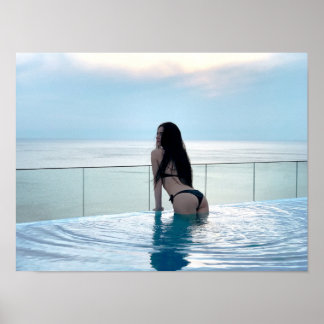 Vrouw in zwarte bikini bij zwembad met oneindighei poster