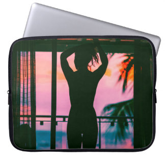 VROUW IN ZWARTE TANKTOP EN KANTEN DIE OP BLAC STAA LAPTOP SLEEVE