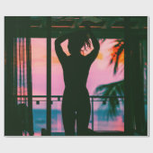 Vrouw in zwarte tankwagen en broek aan de rand cadeaupapier (Vlak)