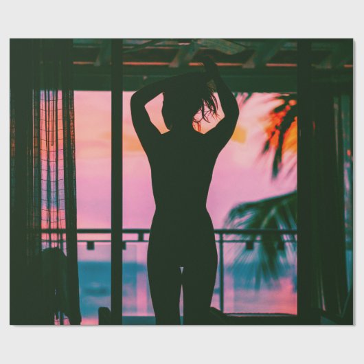 Vrouw in zwarte tankwagen en broek aan de rand cadeaupapier (Vlak)