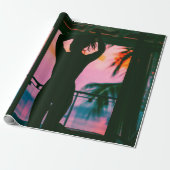 Vrouw in zwarte tankwagen en broek aan de rand cadeaupapier (Uitgerold)