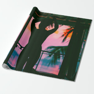 Vrouw in zwarte tankwagen en broek aan de rand cadeaupapier