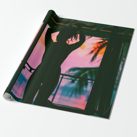 Vrouw in zwarte tankwagen en broek aan de rand cadeaupapier (Uitgerold)