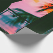 Vrouw in zwarte tankwagen en broek aan de rand cadeaupapier (Hoek)