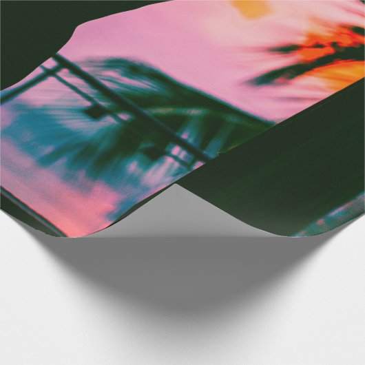 Vrouw in zwarte tankwagen en broek aan de rand cadeaupapier (Hoek)