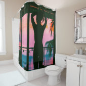 Vrouw in zwarte tankwagen en broek aan de rand douchegordijn (In situ)