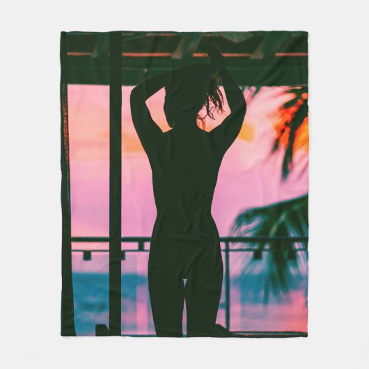 Vrouw in zwarte tankwagen en broek aan de rand fleece deken (Voorkant)