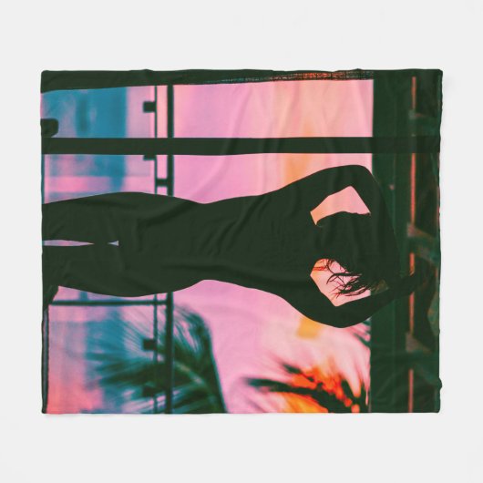 Vrouw in zwarte tankwagen en broek aan de rand fleece deken (Voorkant (Horizontaal))