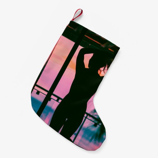 Vrouw in zwarte tankwagen en broek aan de rand kleine kerstsok (Voorkant (Hangend))