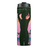 Vrouw in zwarte tankwagen en broek aan de rand thermosbeker (Voorkant)