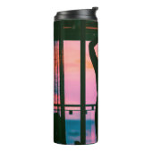 Vrouw in zwarte tankwagen en broek aan de rand thermosbeker (Gedraaid links)