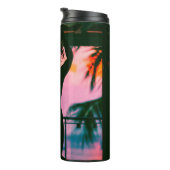 Vrouw in zwarte tankwagen en broek aan de rand thermosbeker (Geroteerd rechts)