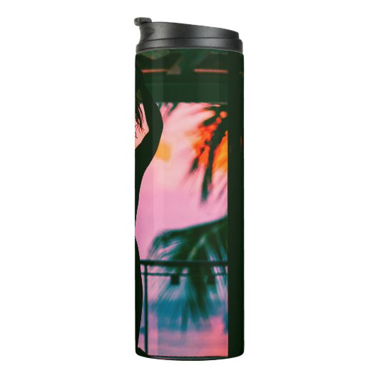 Vrouw in zwarte tankwagen en broek aan de rand thermosbeker (Geroteerd rechts)