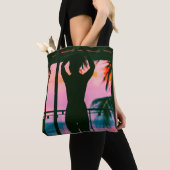 Vrouw in zwarte tankwagen en broek aan de rand tote bag (Dichtbij)