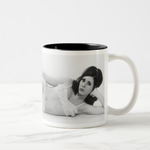 Vrouw in zwemkleding tweekleurige koffiemok