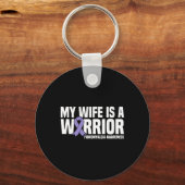 Vrouw is een krijger van fibromyalgie bewustzijn sleutelhanger (Voorkant)