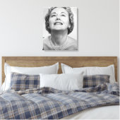 Vrouw kijkt omhoog canvas afdruk (Insitu (Slaapkamer))