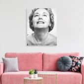 Vrouw kijkt omhoog canvas afdruk (Insitu (Woonkamer))