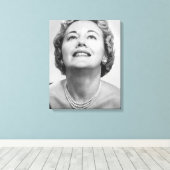Vrouw kijkt omhoog canvas afdruk (Insitu (Houten vloer))
