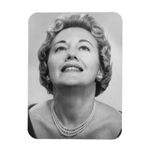 Vrouw kijkt omhoog magneet