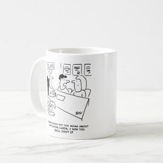 Vrouw klaagt dat hij gokt met kaarten koffiemok (Voorkant links)