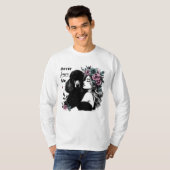 Vrouw knuffelen poedel met bloemen t-shirt (Voorkant volledig)