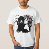 Vrouw knuffelen poedel met bloemen t-shirt (Voorkant)