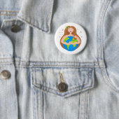 Vrouw knuffelt planeet Aarde Ronde Button 5,7 Cm (In situ)