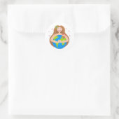 Vrouw knuffelt planeet Aarde Ronde Sticker (Tas)