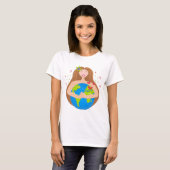 Vrouw knuffelt planeet Aarde T-shirt (Voorkant volledig)