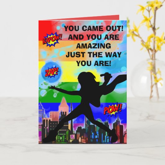 Vrouw komt uit Superhero Kaart (Gele Bloem)