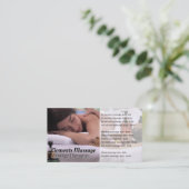 Vrouw krijgt een massage in het kuuroord visitekaartje (Staand voorkant)
