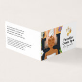 Vrouw krijgt gezichtsbehandeling en massage in spa visitekaartje (Buitenkant)