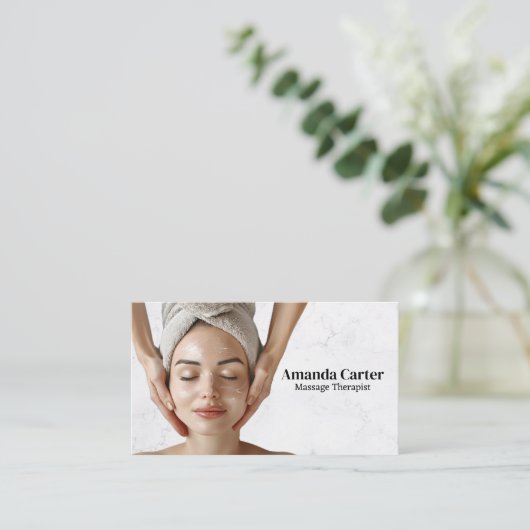 Vrouw krijgt hoofdmassage visitekaartje (Staand voorkant)