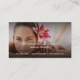 Vrouw krijgt massage visitekaartje