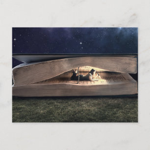 Vrouw leest 's nachts het binnenste boek voor briefkaart