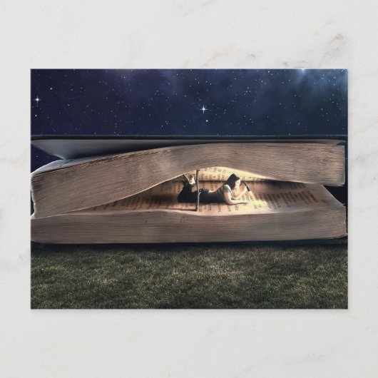 Vrouw leest 's nachts het binnenste boek voor briefkaart (Voorkant)