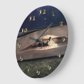 Vrouw leest 's nachts het binnenste boek voor grote klok (Hoek)