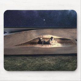 Vrouw leest 's nachts het binnenste boek voor muismat