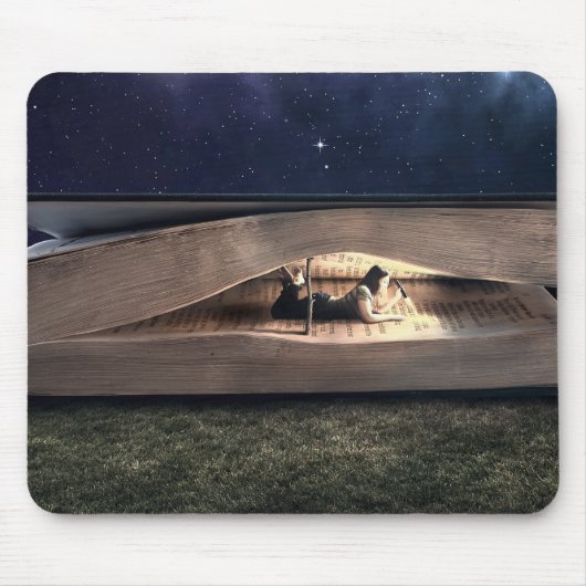 Vrouw leest 's nachts het binnenste boek voor muismat (Voorkant)