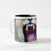 Vrouw leeuw (Panthera leo), Nationaal Masai Mara Tweekleurige Koffiemok (Voorkant links)