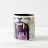 Vrouw leeuw (Panthera leo), Nationaal Masai Mara Tweekleurige Koffiemok (Center)