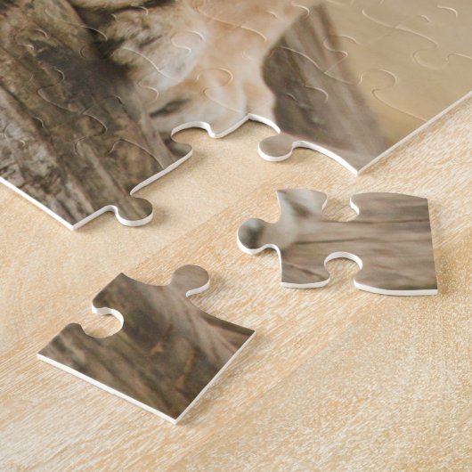 Vrouw leeuwen die bij dode bomen zitten legpuzzel (Zijkant)