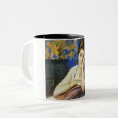 Vrouw leunend op een stoel tweekleurige koffiemok (Voorkant links)