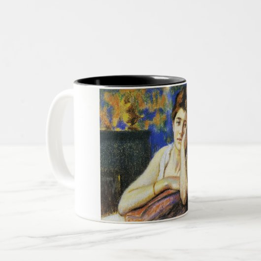 Vrouw leunend op een stoel tweekleurige koffiemok (Voorkant links)